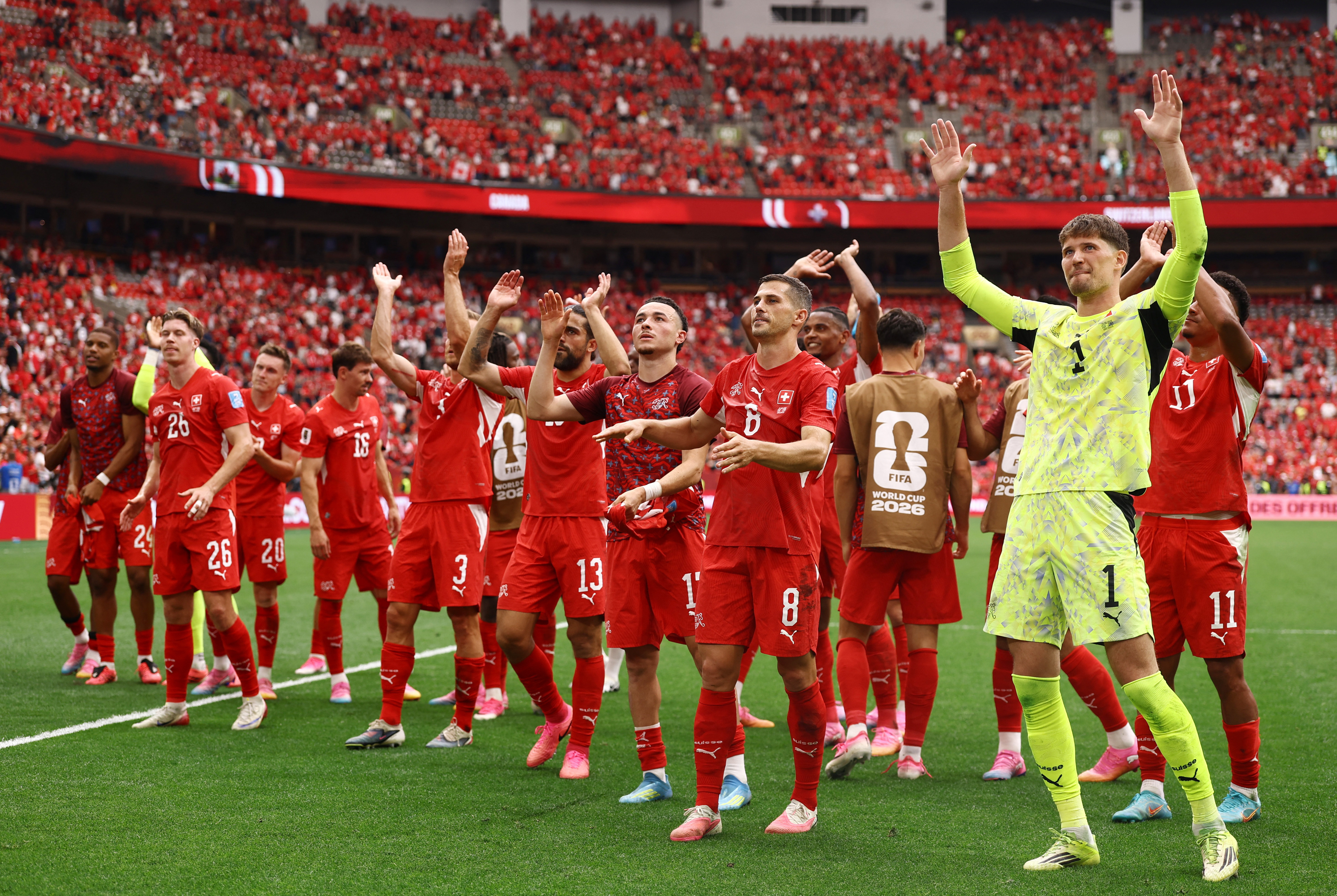 Gregor Kobel de Suiza celebra con sus compañeros después del partido. Foto: Reuters